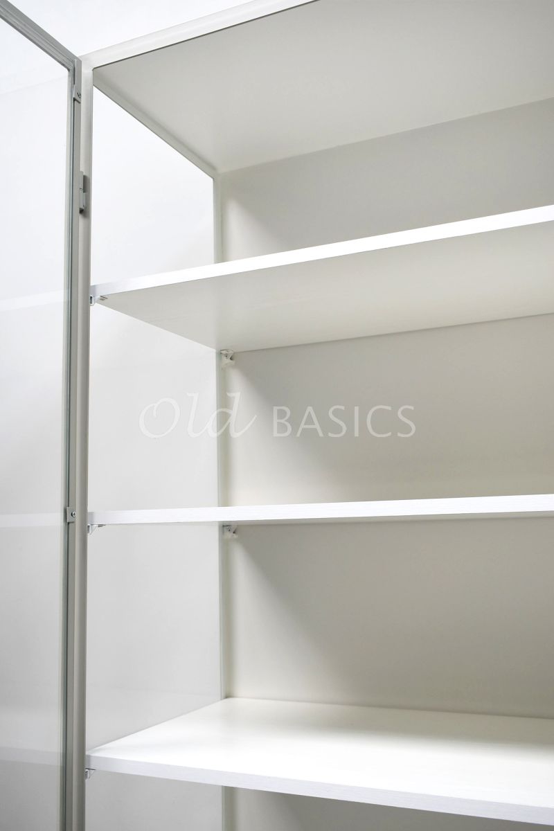 Detail van Apothekerskast Ferro, 3 deuren, RAL7032, grijs, groen, materiaal staal